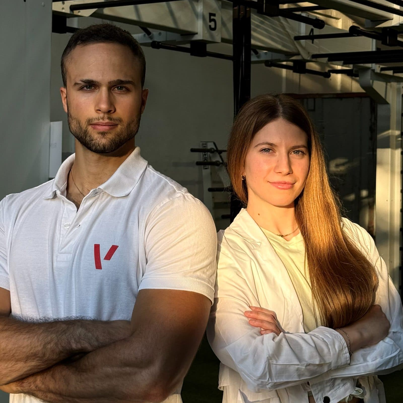 Riccardo Lorato e Irene Destro in palestra, a braccia conserte